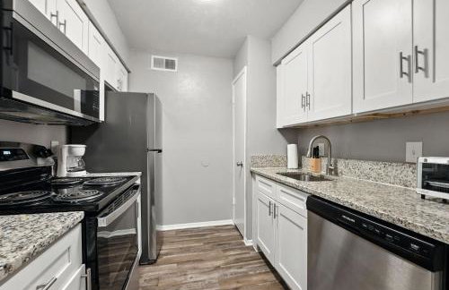 Family-Friendly 2Bd Midterm Stay I Parking Onsite - Photo 7