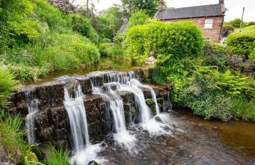 The Old Pumphouse Shepherds Hut with Hot Tub - Photo 29