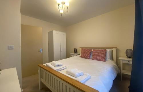 2-Bedroom Apartment with Balcony & Parking in Central Woking - Foto 8