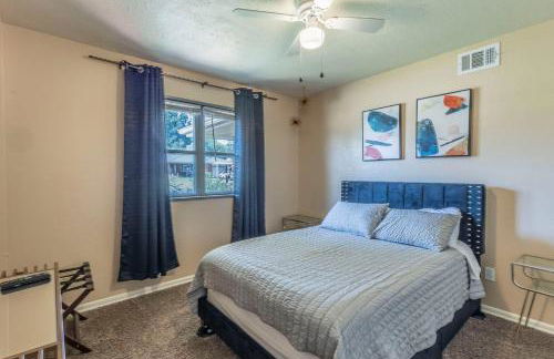 Spacious Home - Pet Friendly with Fenced Backyard - Foto 14