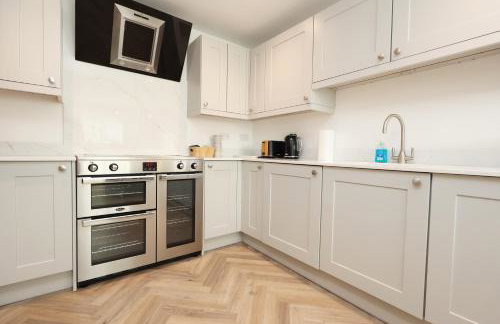 Contractor 4 Bed 3 Bath House Near Airport Parking Barry Island with Parking - Foto 47