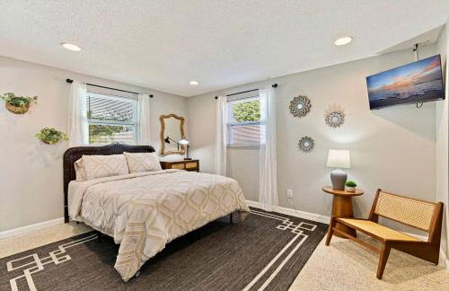 Right at Home Stays - Modern 2BR 2BA with Yard & Fireplace - Foto 16