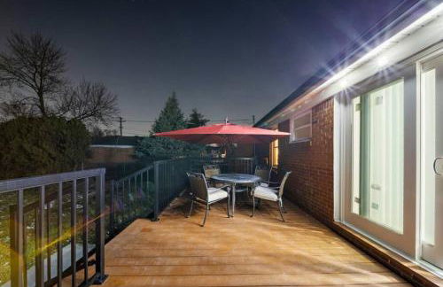 Elegant Oasis 4 Bedroom Home Away from Home - Photo 22