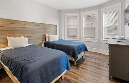 Modern 4BR 2BA Apt Steps to the Beach Open Living - Foto 13