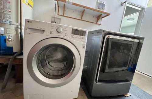 Modern 4 King Beds, Beautiful Large Backyard, Golf, WFH, Long Stays, WI-FI, FWY, 25 mins to Beach - Photo 32