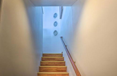 Quiet Avalon Getaway Villa with Ocean View and Balcony - Foto 17