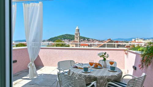 Split Eye Apartment - Photo 2