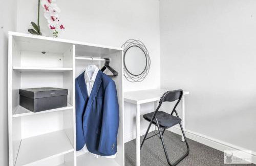 Modern 4-Bedroom Gem Family & Business Friendly - Foto 1