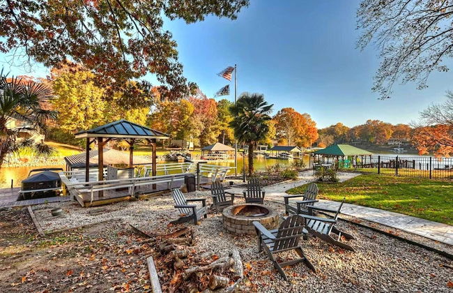Lakefront Home Private Dock, Tiki Bar, Firepit Shore to Please by Avantstay - Foto 1
