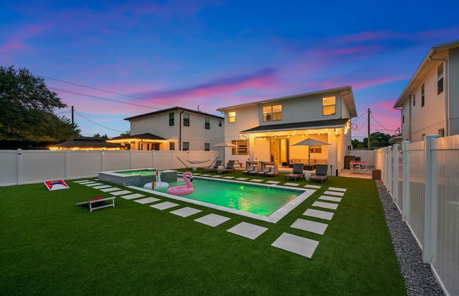 Luxury Home w Heated Pool, Gym, Playground & More! - Foto 35