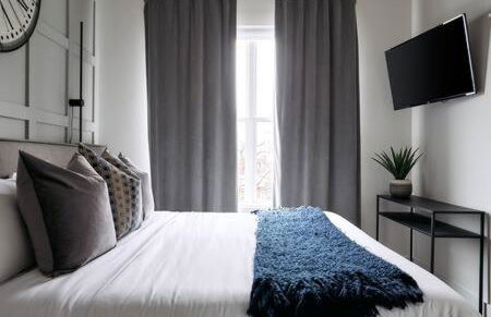 Hillsboro Village Rooftop Retreat with City Views, Sleep 12 with Gourmet Kitchen, Smart TVs & Garage, Walk to Vanderbilt, Pancake Pantry and Boutique Shopping, Minutes to Broadway, 12 South and The Parthenon, Perfect for Groups, 24Hr Hospitality - Foto 21