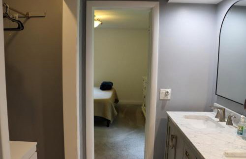 Large home with hot tub in serene wooded setting - Foto 16