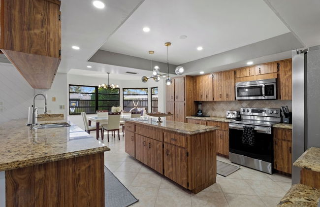 Family-friendly 5BR Home w/ Heated Pool & Parking - Foto 48