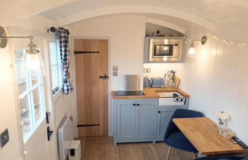 Yew Tree View Luxury Shepherd's Hut - Photo 6