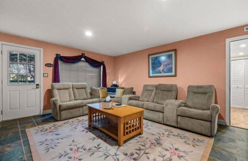 Serenity Views Retreat - Close to City and Parkway! - Foto 35