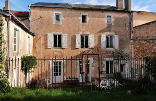 Grande maison de ville avec jardin Valence en Poitou pour 8 à 14 personnes - Foto 1