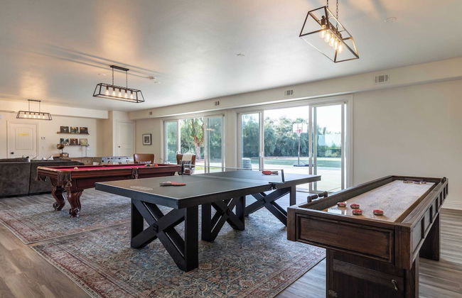 Wilson Creek Manor By Avantstay Sleeps 10! Amazing Estate w/ Pool & Game Room - Photo 16