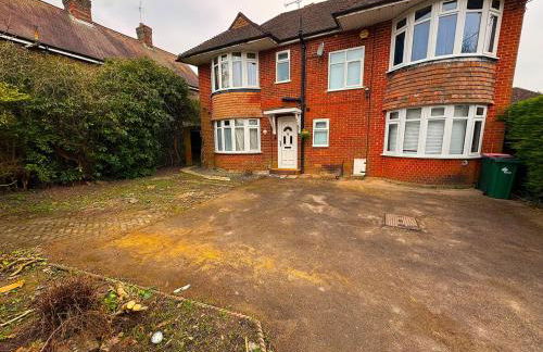 Modern 4BR House with Parking, 8 Mins to Gatwick Airport - Foto 46