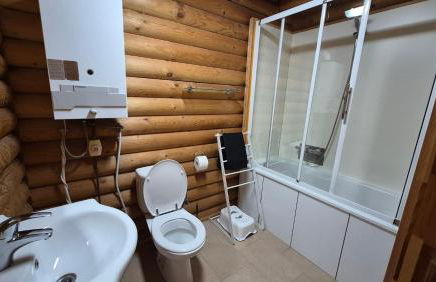 CHALET EN FUSTE, JACUZZI PRIVE, TERRASSE et VUE MONTAGNE DANS CAMPING 3 ETOILES - Foto 14