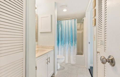 Ocean View with a beachfront pool at Ocean Trillium Condo ~ 702 - Foto 13