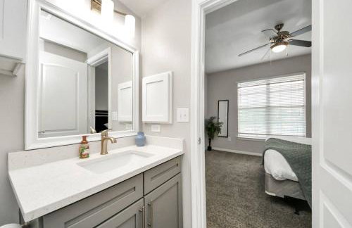 LUX Resort Inspired 2BR Near Houston Pool Gym - Foto 26