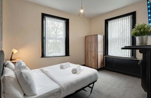 Newcastle CITY APT5,FREE STREET PARKING,4 BEDROOM HOUSE WITH 2 FULL BATHROOM AND KITCHEN,ALL ROOMS WITH TVs,7 BEDS,NETFLIX - Photo 13