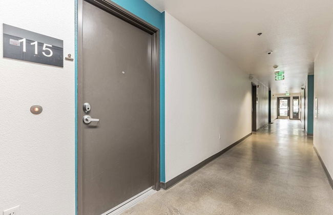 Modern Apartment With Upgraded Amenities Near CSU - Foto 24