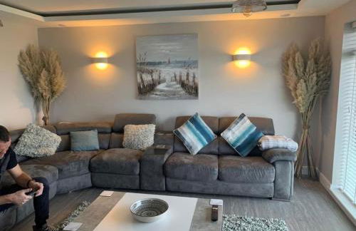 Seaside Escape - Deganwy Beach Cottage - Sea Views & Golf Course Views - Photo 8