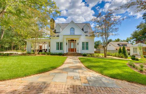 Luxe Fairhope Home with Covered Patio Walk to Bay - Foto 1
