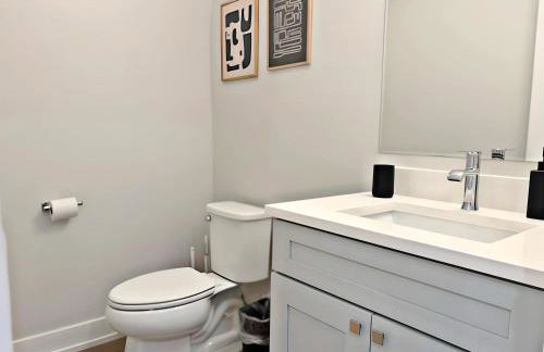 Modern 4BR Townhouse with Parking & Lake Views - WVille rep 4 - Foto 49