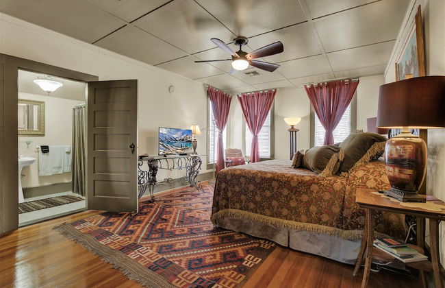 Beautiful and Unique Home With Fireplace and Pool! - Photo 12