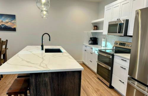 Peaks & Pines Modern Gem, 2 Kings, Bunks, Hot Tub, Walkable, Kid's Cove - Foto 14