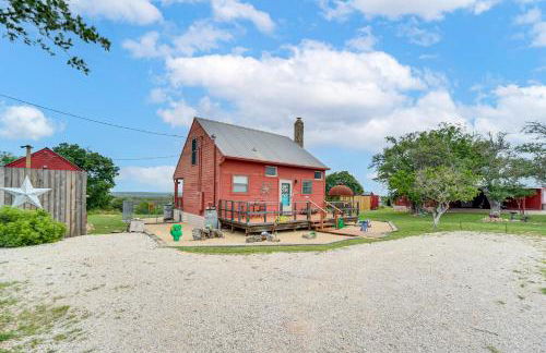 Pet-Friendly Fredericksburg Cabin with Hot Tub! - Foto 1