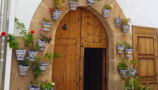 Casa rodeada de flores em Jávea