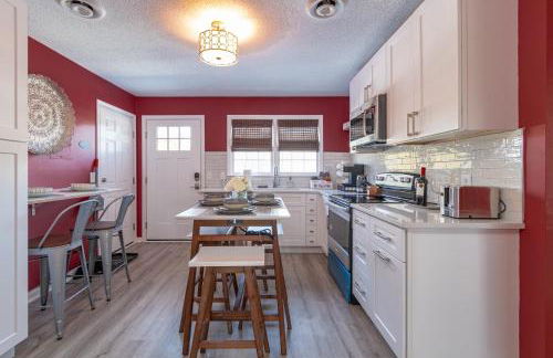 Rear deck w/ Soaking tub + Wi-Fi & Parking - Foto 6