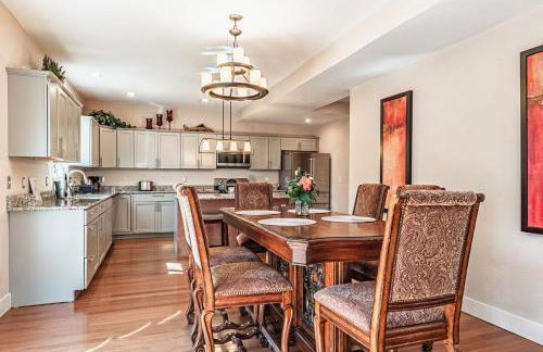 Huge Cozy Home with Many Bedrooms in Ivywild - Foto 63