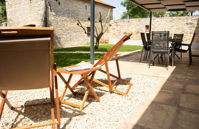 The Poolside Stone House in Bale - Foto 43