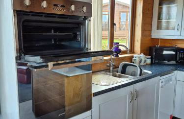 3-Bed Ocean View Lodge - Parking & Terrace - Photo 13