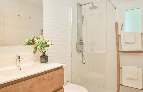 Charming Patio Villa With Private Pool - 6BR - In The Heart of Playa den Bossa - Walk To Ushuaïa, Hi & The Beach! - Photo 15