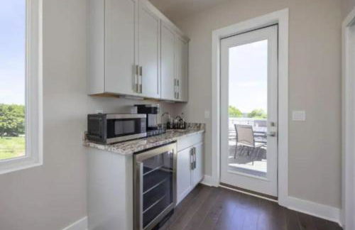 Luxury four-story Home with Rooftop views, 10min to Downtown! Sleeps 12! - Photo 10