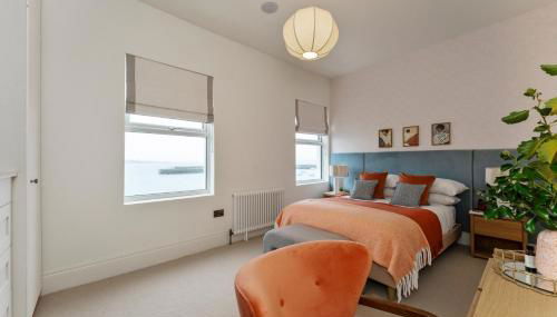 2-Bed - Sleeps 6 - Seafront View with Free Parking - Photo 4