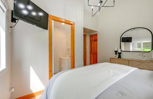 Private Hot Tub, Deck! Group Getaway in Friendship - Foto 16