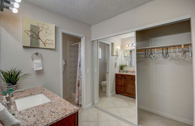 Luxurious 4BR House with Large Pool Near Strip - Foto 20