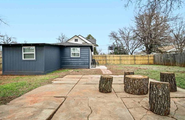 3-story 6-bedroom 4 Bathrooms 3min-asian Dist - Photo 21