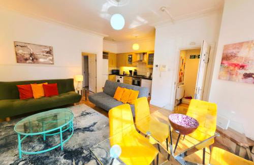 Spacious & Cosy 2 Bedroom Home plus 2 Sofa-beds with Private Entrance and Back Patio, 3 min walk to Earl's Court Station - Photo 12