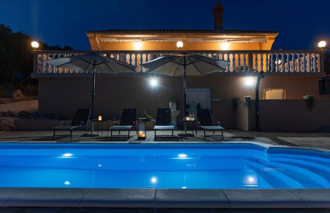 Villa Akulica With Heated Outdoor Pool and Seaview - Photo 30