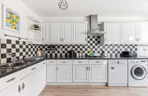 Loughton House - Central Location - Driveway Parking, Self-Check-In, Garden, Super-Fast Wifi and Smart TVs by Yoko Property - Foto 21