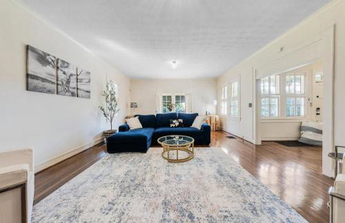 Group Getaway in a Grand Historic Home 15 minutes to Fort Benning Sleeps 10 - Foto 3