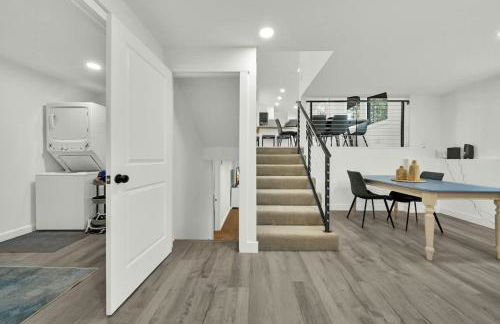 HUGE Modern Family Home- Modern, Fully Stocked, Weekly Savings - Foto 24