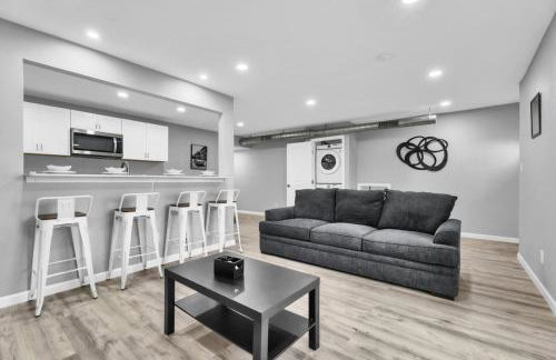 Cozy 2BR Escape close to Dining and Nightlife with WiFi - Foto 1